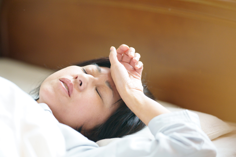 ベッドに横たわっている人中程度の精度で自動的に生成された説明