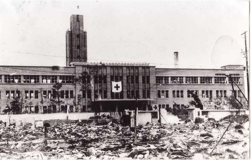 古い建物の白黒写真中程度の精度で自動的に生成された説明