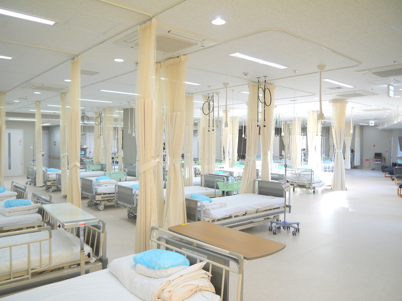 屋内, 天井, 部屋, テーブル が含まれている画像自動的に生成された説明