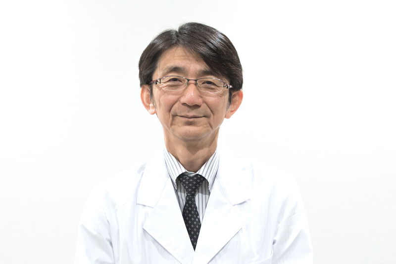 スーツを着た男性自動的に生成された説明