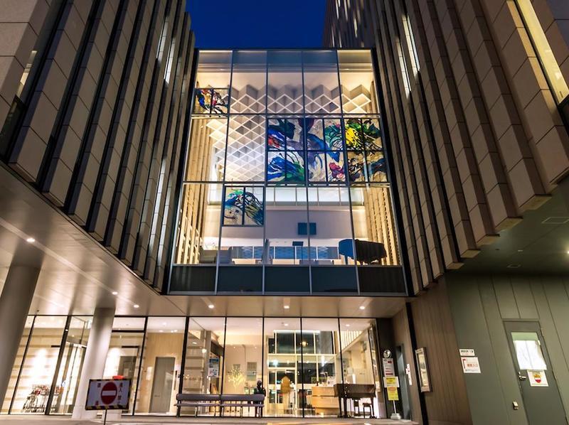 2階ラウンジにあるステンドグラス