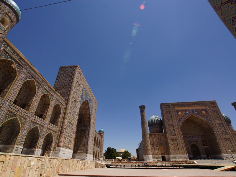 建物, 屋外, 教会, 市 が含まれている画像自動的に生成された説明