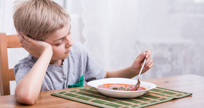 食欲が低下する。子どもに見られる 病気の症状