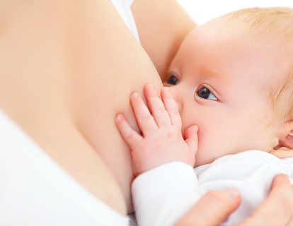 母乳で赤ちゃんを育てることはお母さんにもメリット！基礎知識と注意点